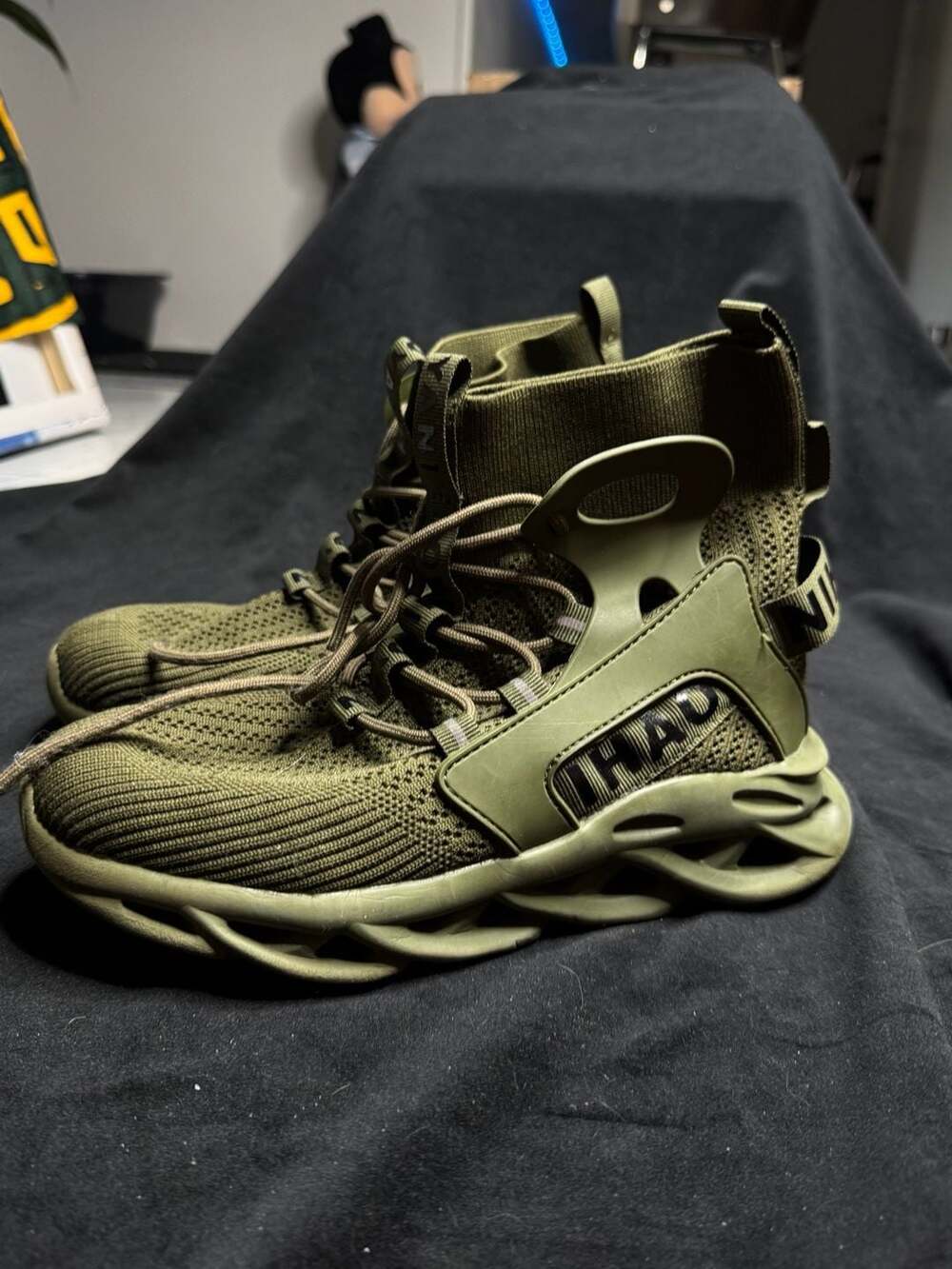 Nihaoya  Athletic Blade-Style High-Top Sneakers in Army Green